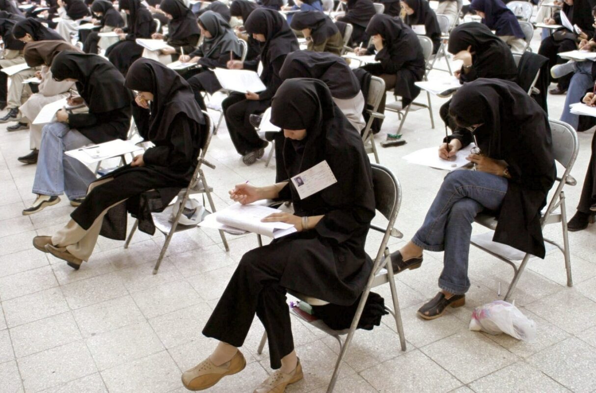 آیا کارمندان رسمی میتوانند در آزمون استخدامی شرکت کنند؟