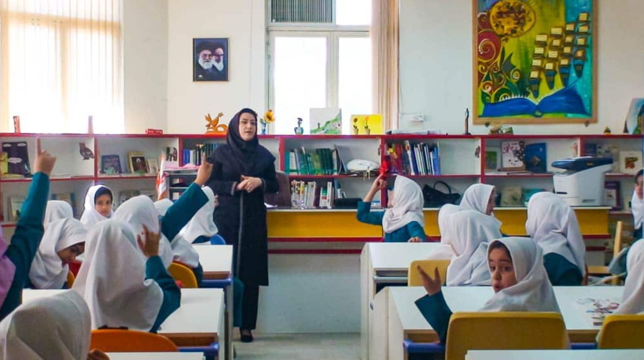 تفاوت دبیری با آموزگاری فرهنگیان + مقایسه حقوق و مزایا و معایب
